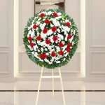 Corona de flores para difuntos en diseño elegante con entrega a domicilio en CDMX.