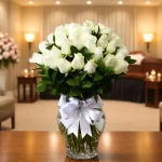 Arreglos de rosas blancas para flores de luto con diseño sobrio y delicado