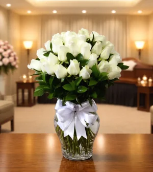 Arreglos de rosas blancas para flores de luto con diseño sobrio y delicado