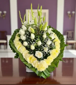 El arreglo funebre de rosas blancas tipo corazón es un homenaje lleno de paz, amor y respeto eterno. Entrega rápida en a Ciudad de México
