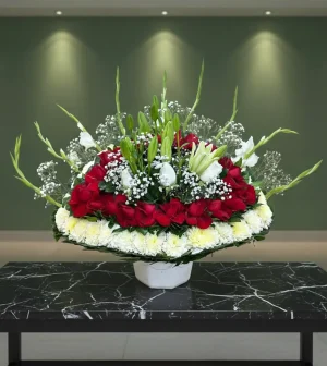 Los arreglos florales para difuntos son una forma respetuosa y significativa de expresar condolencias y acompañar a la familia en momentos de despedida