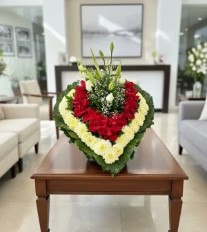 Los arreglos funebres con rosas rojas en forma de corazón son un homenaje profundo que expresa amor eterno, respeto y recuerdo sincero.