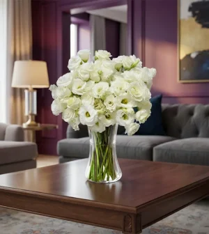 Arreglos para funeral con lisianthus blancos en diseño floral elegante