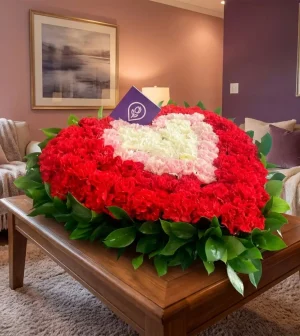 Arreglo floral de condolencias amiga en homenaje respetuoso