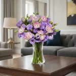 Condolencias por fallecimientos con lisianthus en arreglo floral elegante, en la ciudad de México