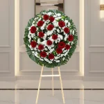Corona para difuntos con flores frescas en diseño fúnebre elegante