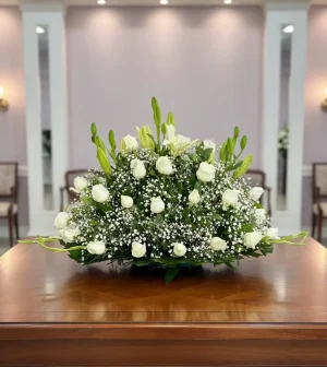 Nuestras flores para velorio con rosas blancas son un gesto delicado y respetuoso para honrar la memoria de un ser querido
