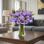 Luto flores de pésame con lisianthus morado en arreglo floral elegante