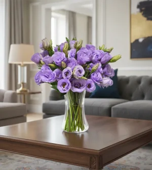 Luto flores de pésame con lisianthus morado en arreglo floral elegante