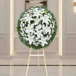 Mi mas sentido pesame corona de flores blancas para homenaje fúnebre elegante con flores casa bancas y crisantemos blancos