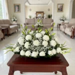 Mi mas sentido pesame amiga con crisantemos y lilis en arreglo floral elegante entrega express en la ciudad de México