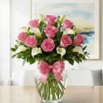 Pésame por fallecimiento con rosas rosas y alcatraces en arreglo floral elegante