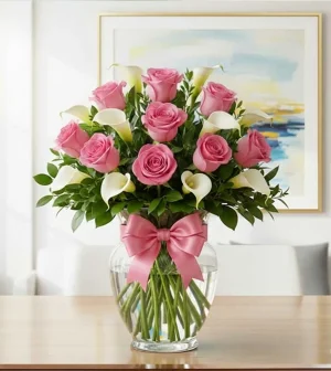 Pésame por fallecimiento con rosas rosas y alcatraces en arreglo floral elegante