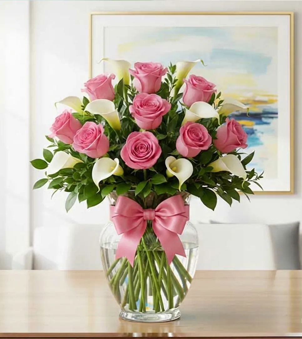 Pésame por fallecimiento con rosas rosas y alcatraces en arreglo floral elegante